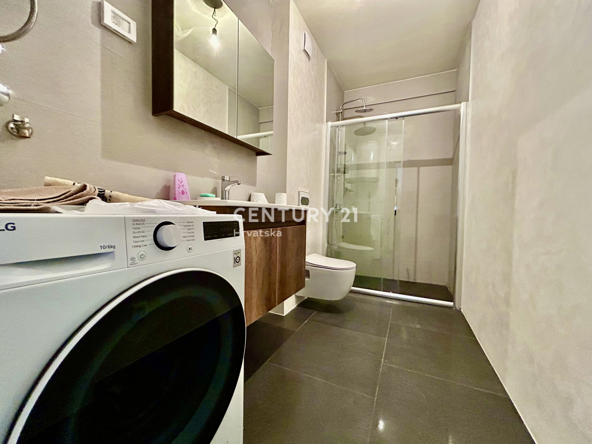 POREČ, STANOVANJE LE 600 METROV OD PLAŽE IN MORJA