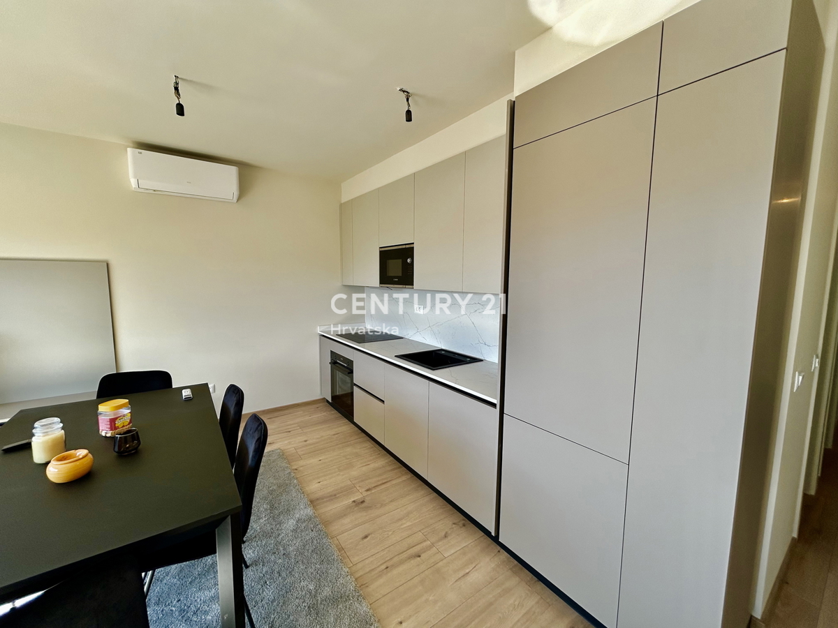 POREČ, STANOVANJE LE 600 METROV OD PLAŽE IN MORJA