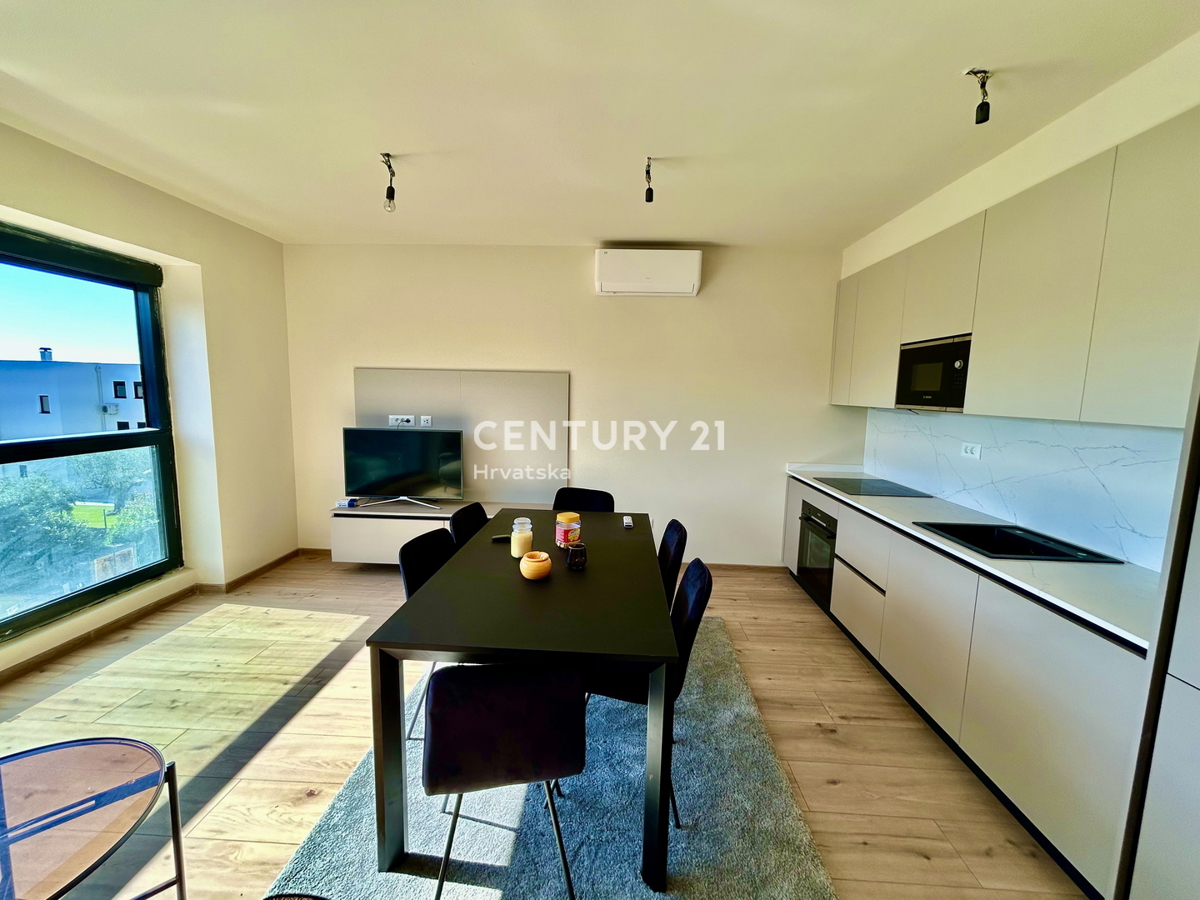 POREČ, STANOVANJE LE 600 METROV OD PLAŽE IN MORJA