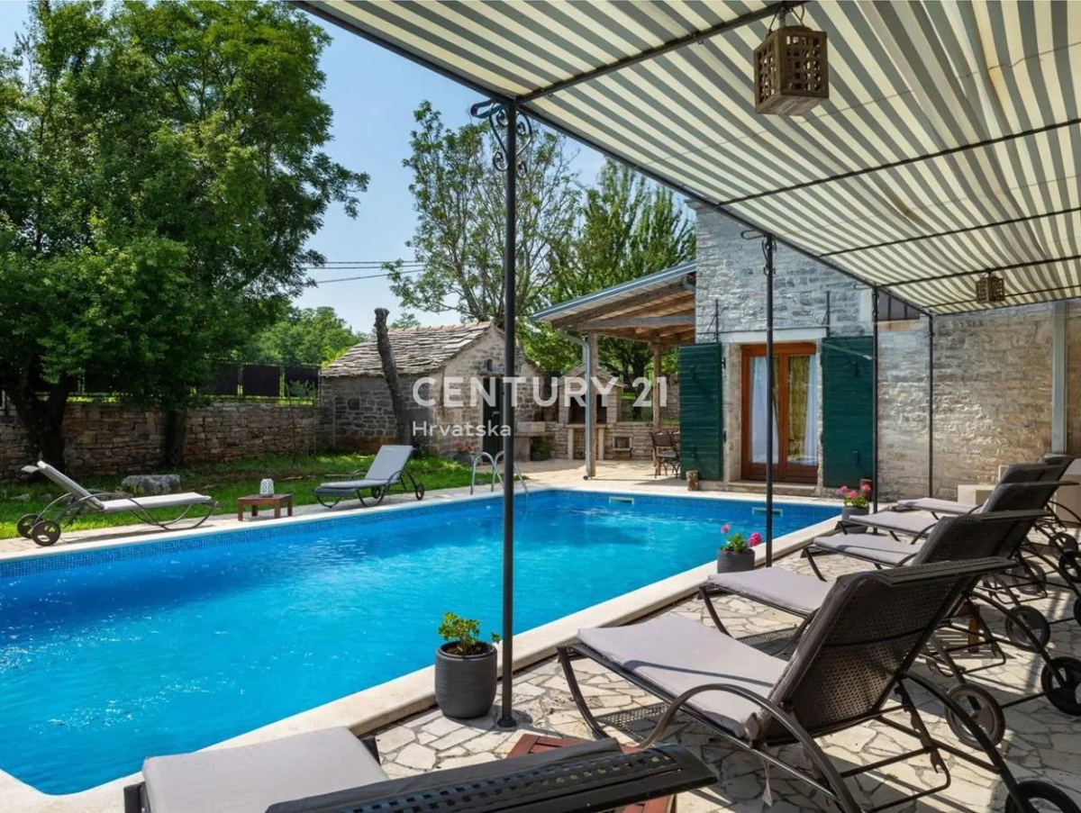 GRAČIŠĆE, KAMNITA VILA S BAZENOM V SRCU ISTRE