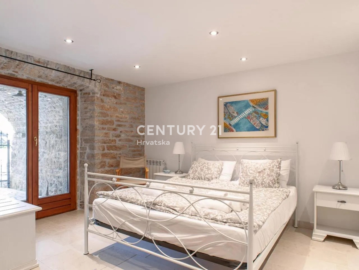 GRAČIŠĆE, KAMNITA VILA S BAZENOM V SRCU ISTRE