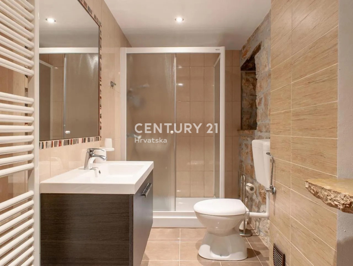 GRAČIŠĆE, KAMNITA VILA S BAZENOM V SRCU ISTRE