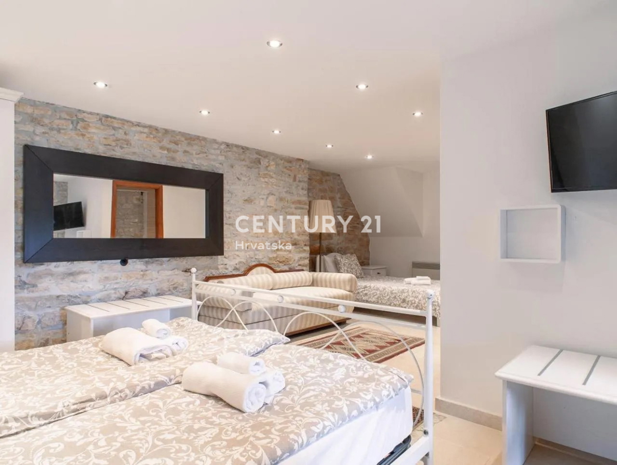 GRAČIŠĆE, KAMNITA VILA S BAZENOM V SRCU ISTRE