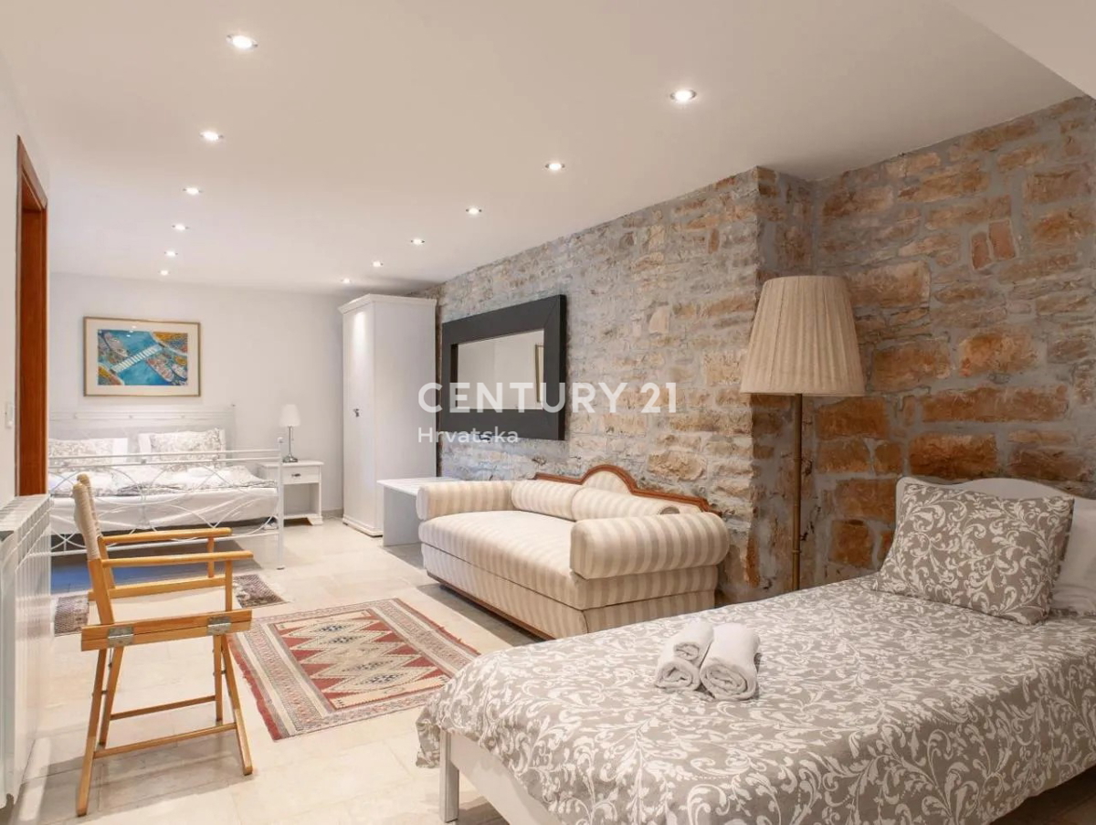 GRAČIŠĆE, KAMNITA VILA S BAZENOM V SRCU ISTRE