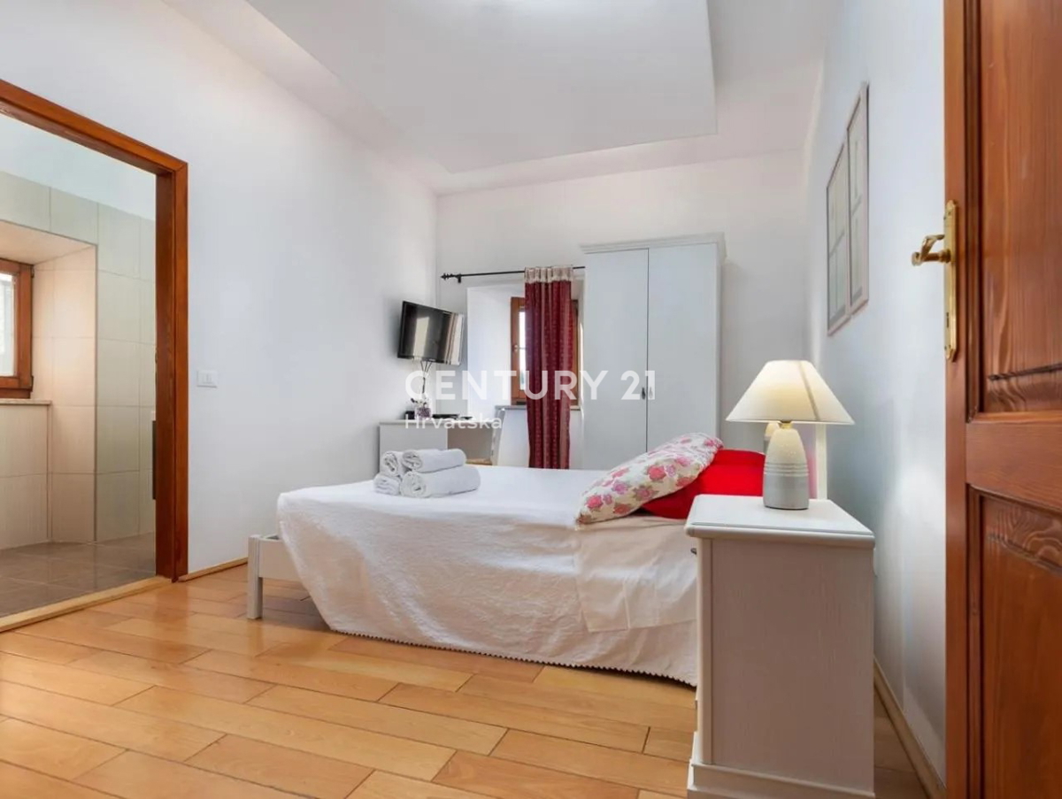 GRAČIŠĆE, KAMNITA VILA S BAZENOM V SRCU ISTRE