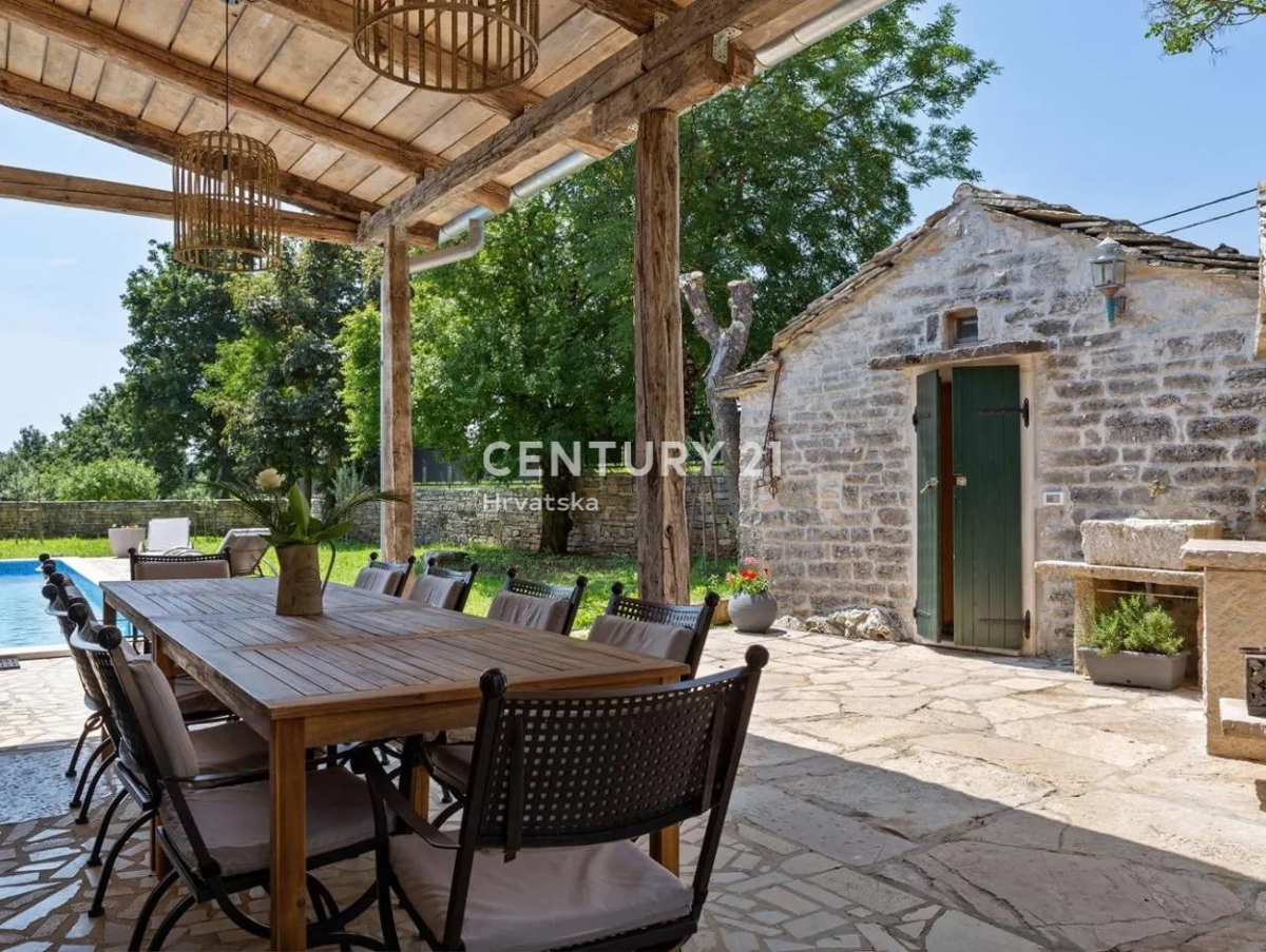 GRAČIŠĆE, KAMNITA VILA S BAZENOM V SRCU ISTRE