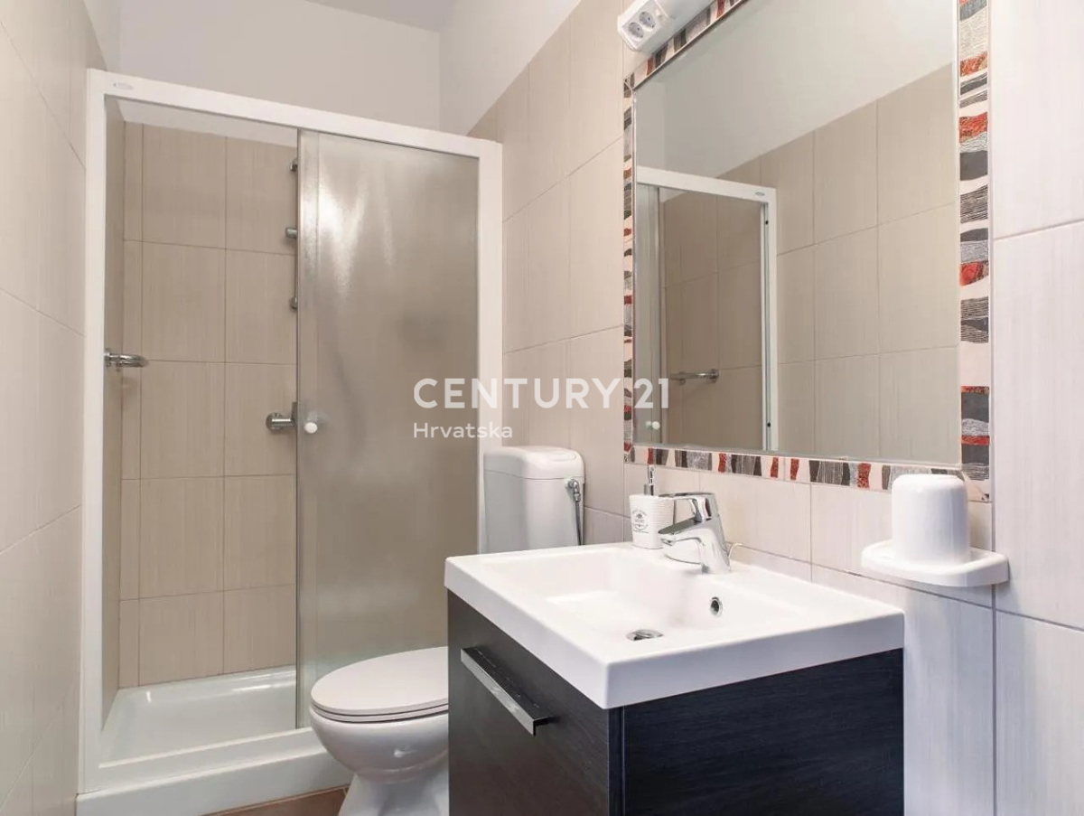 GRAČIŠĆE, KAMNITA VILA S BAZENOM V SRCU ISTRE