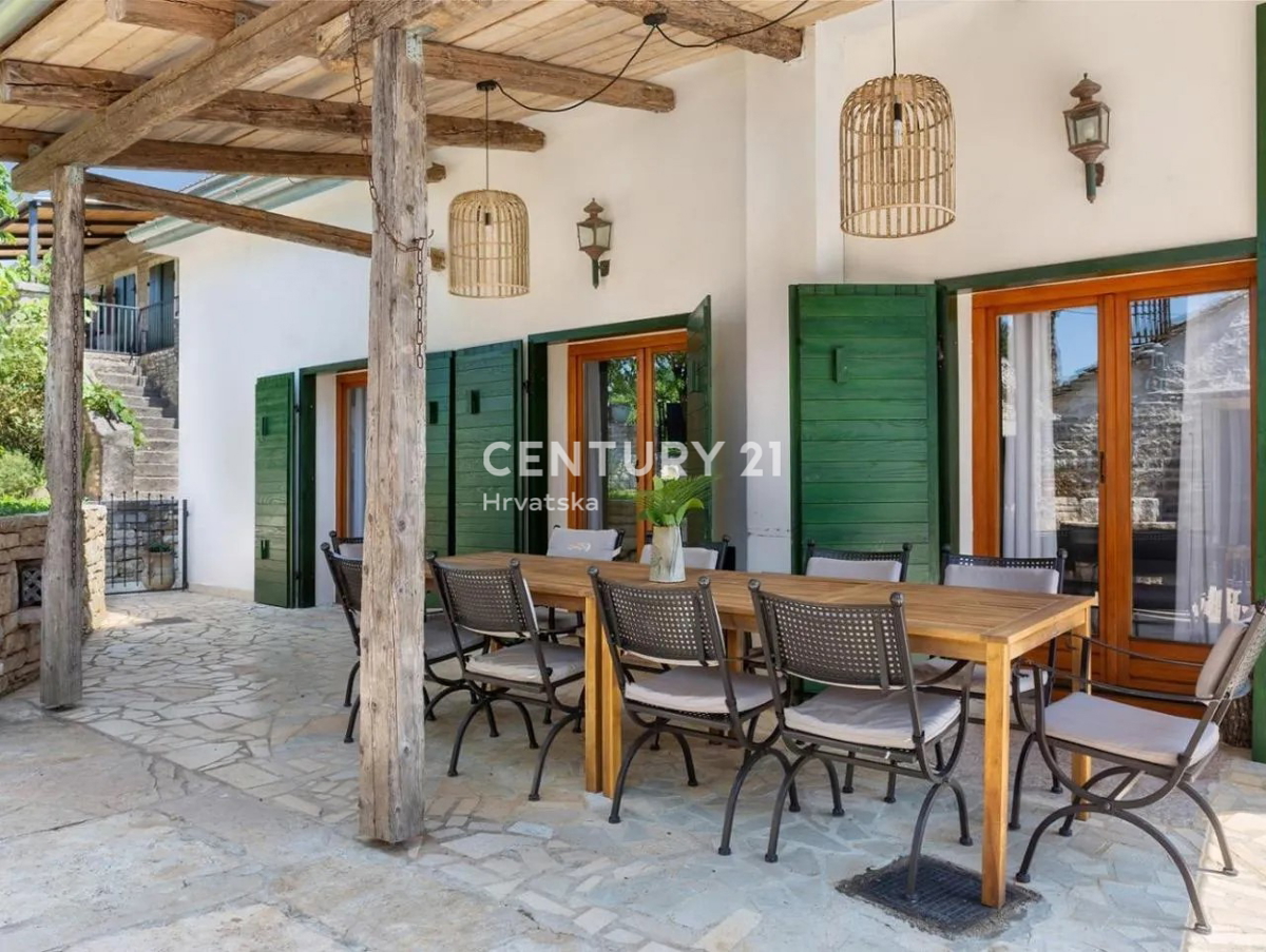 GRAČIŠĆE, KAMNITA VILA S BAZENOM V SRCU ISTRE