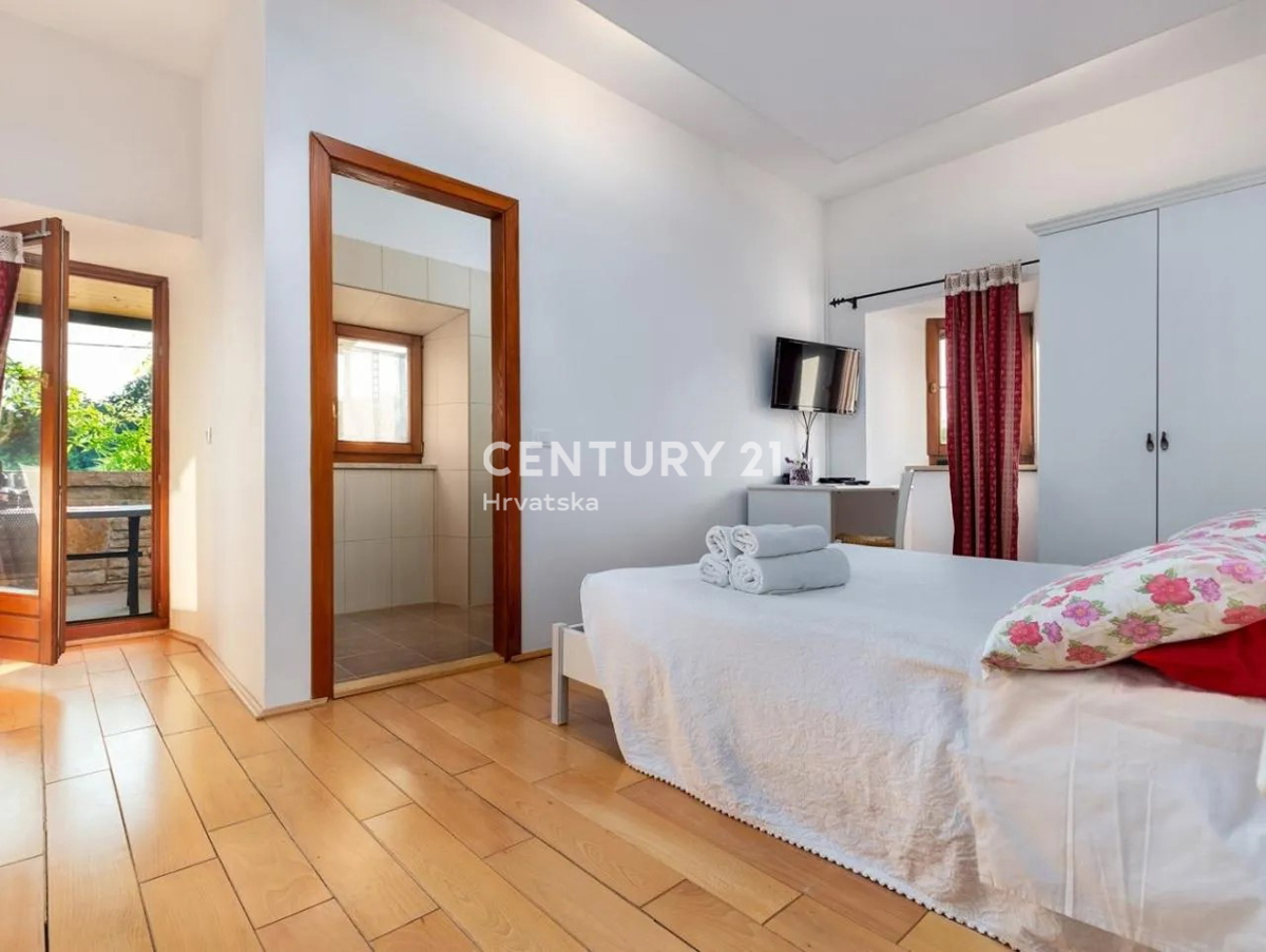 GRAČIŠĆE, KAMNITA VILA S BAZENOM V SRCU ISTRE