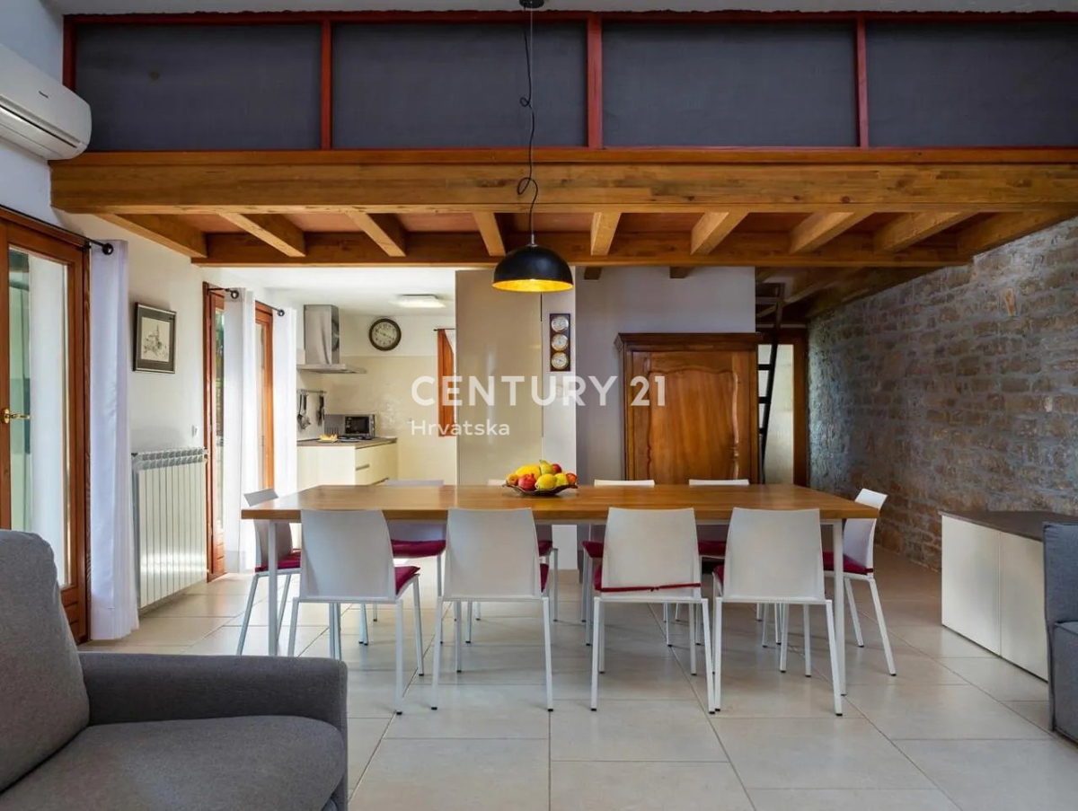 GRAČIŠĆE, KAMNITA VILA S BAZENOM V SRCU ISTRE