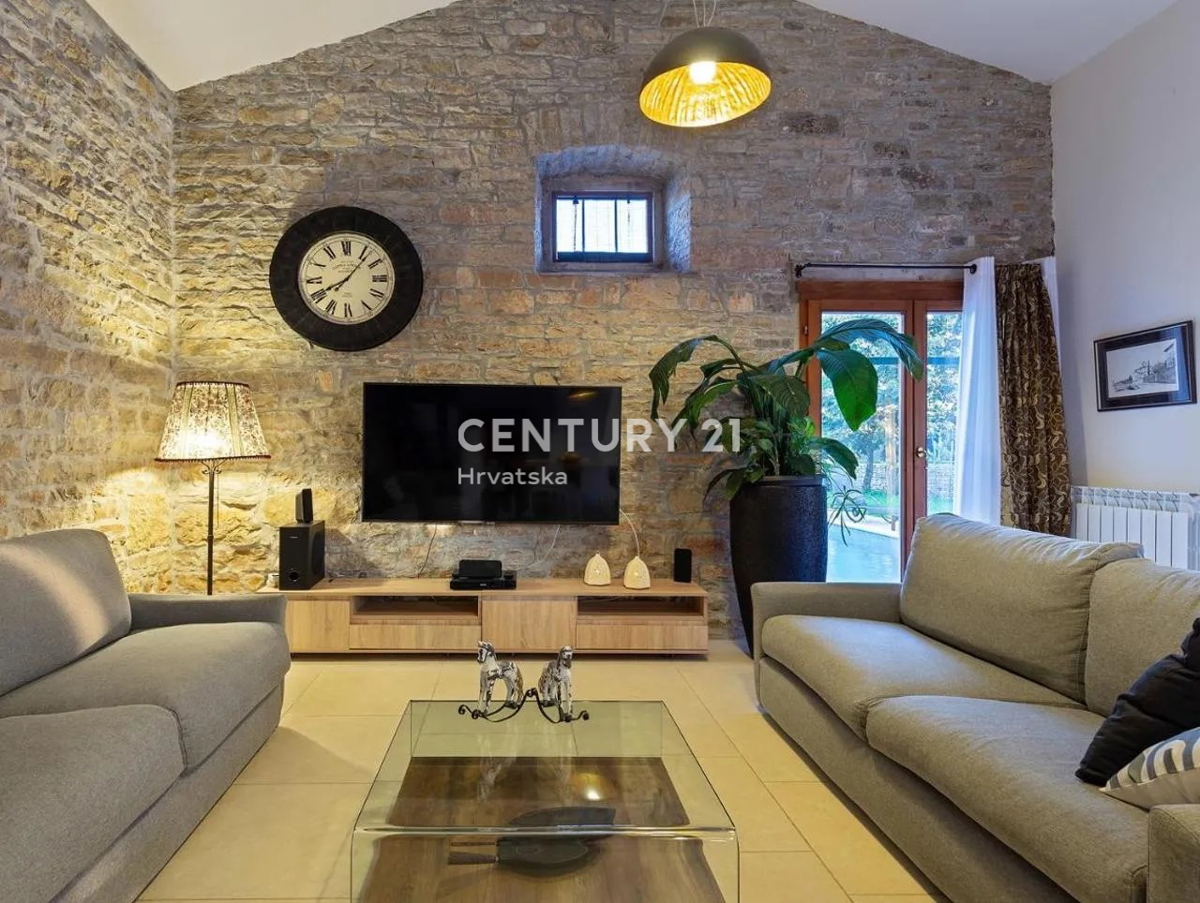 GRAČIŠĆE, KAMNITA VILA S BAZENOM V SRCU ISTRE