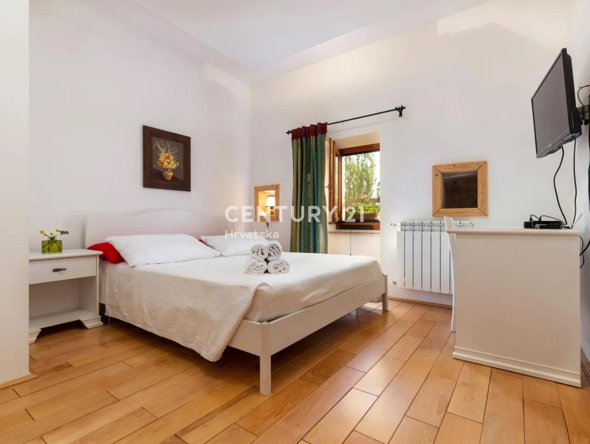 GRAČIŠĆE, KAMNITA VILA S BAZENOM V SRCU ISTRE