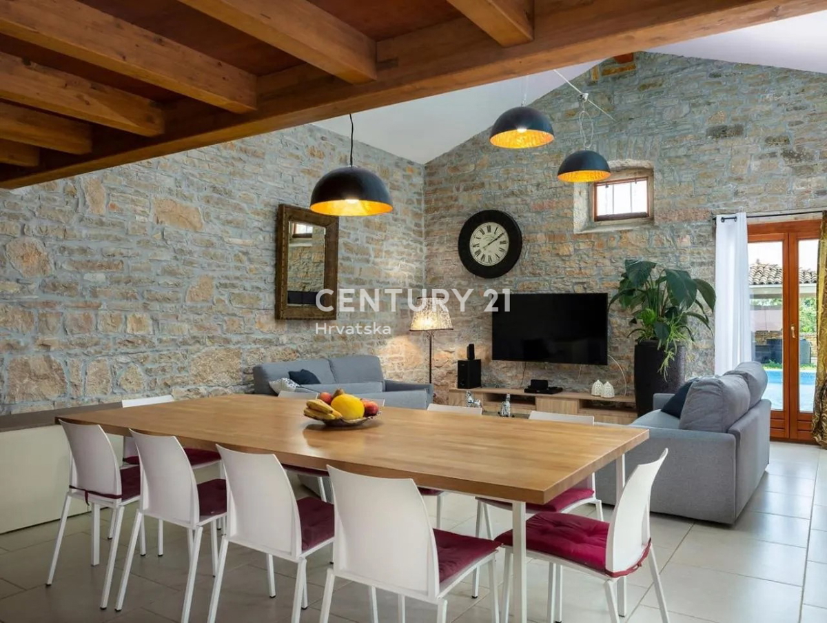 GRAČIŠĆE, KAMNITA VILA S BAZENOM V SRCU ISTRE