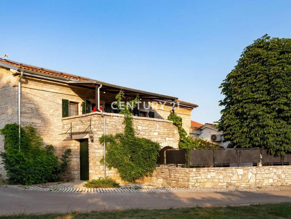 GRAČIŠĆE, KAMNITA VILA S BAZENOM V SRCU ISTRE