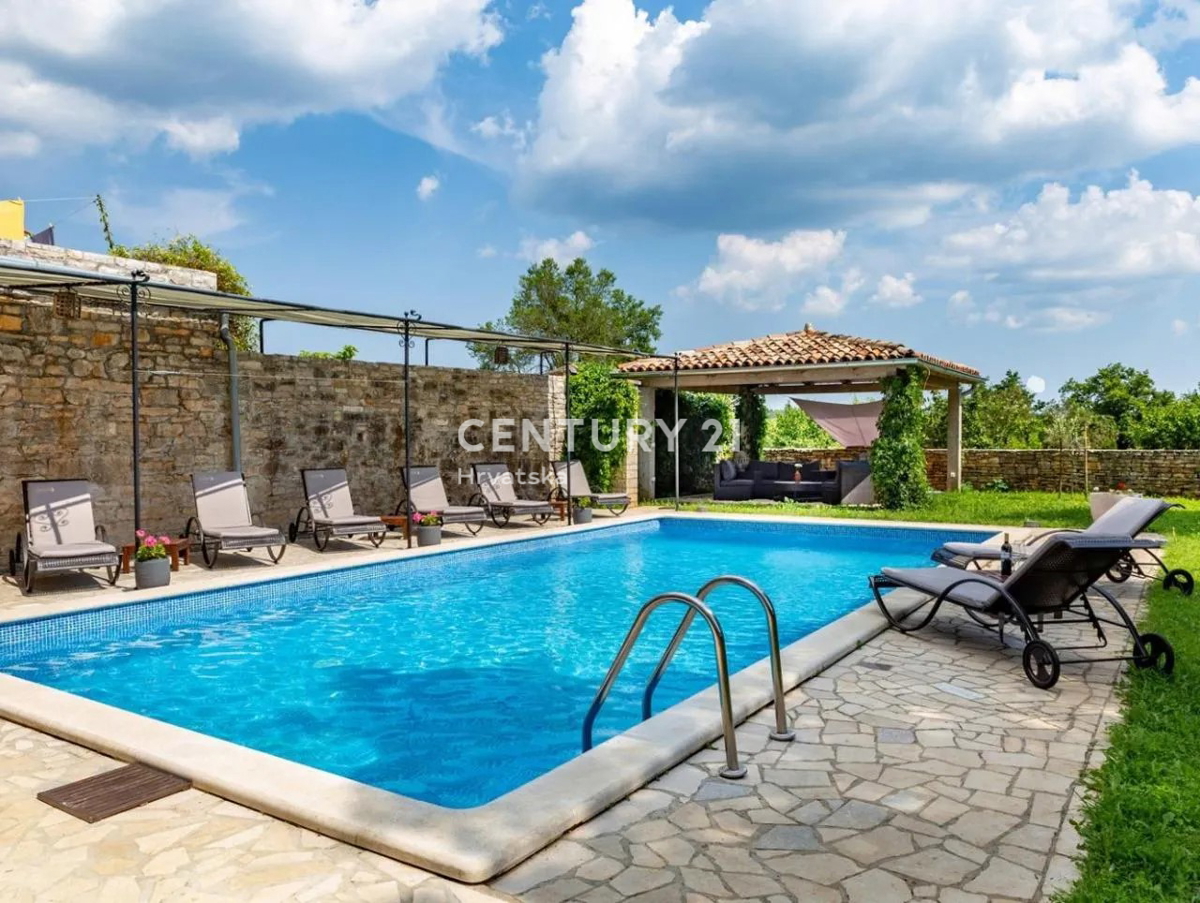 GRAČIŠĆE, KAMNITA VILA S BAZENOM V SRCU ISTRE