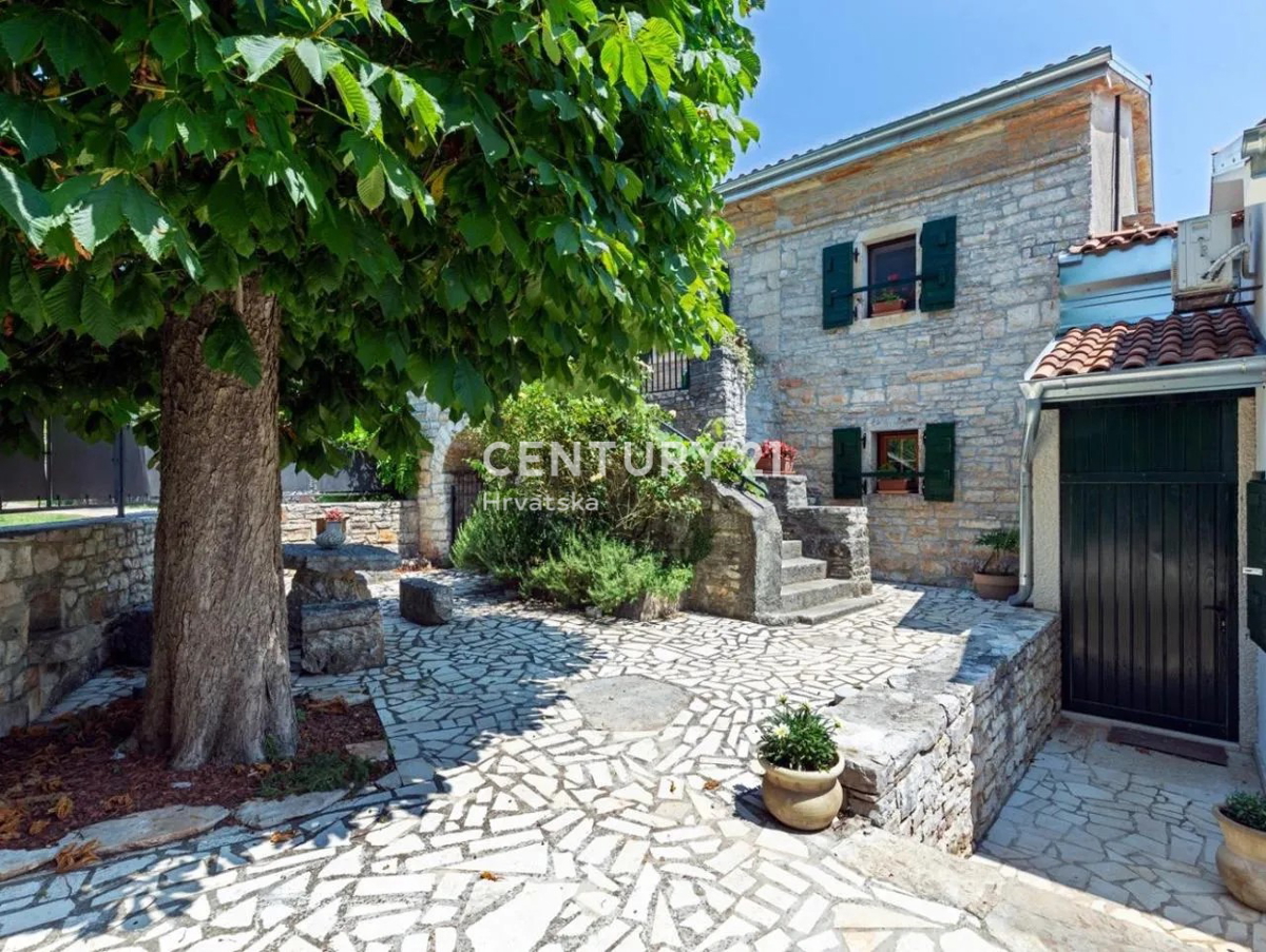 GRAČIŠĆE, KAMNITA VILA S BAZENOM V SRCU ISTRE