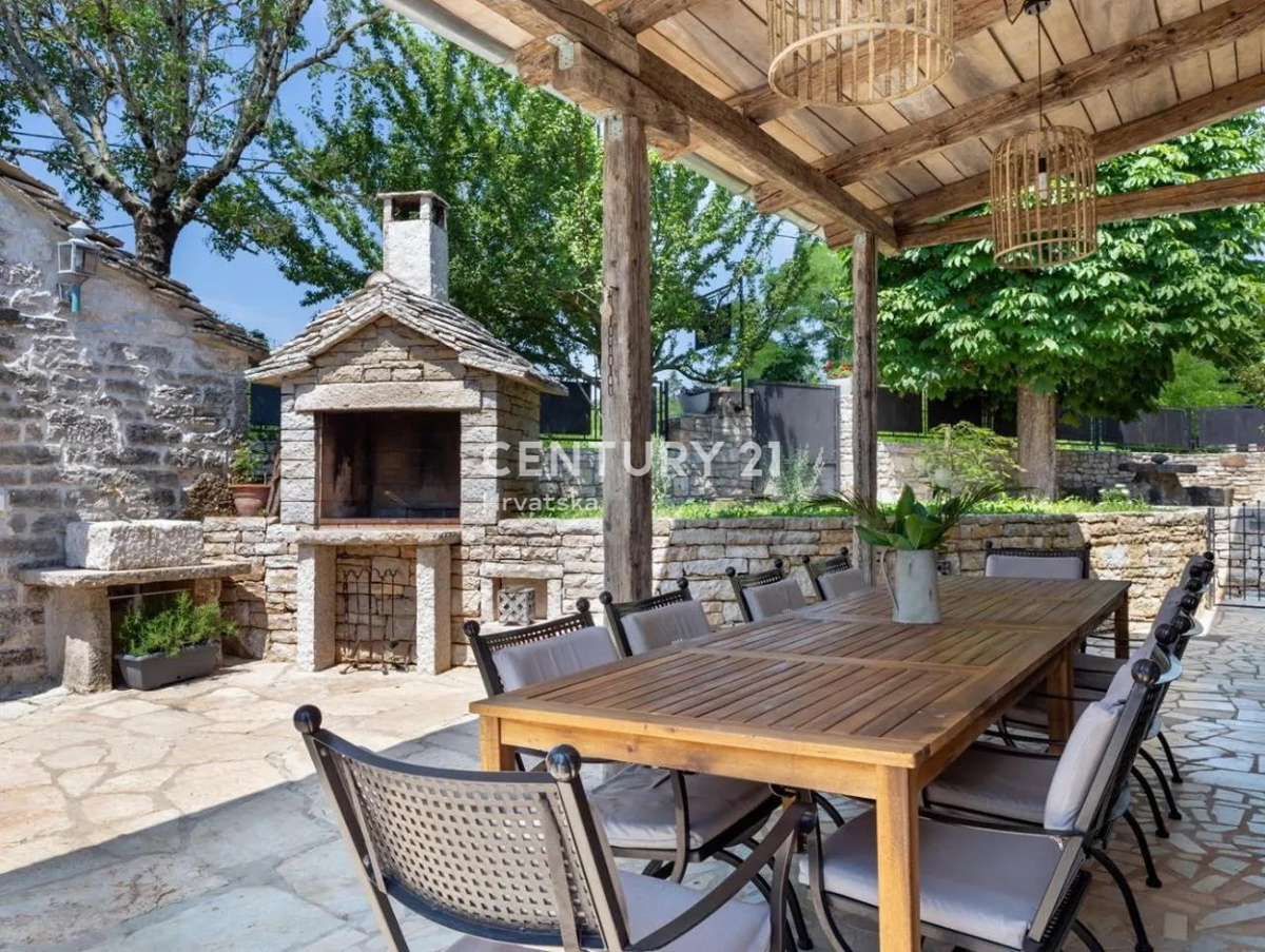 GRAČIŠĆE, KAMNITA VILA S BAZENOM V SRCU ISTRE