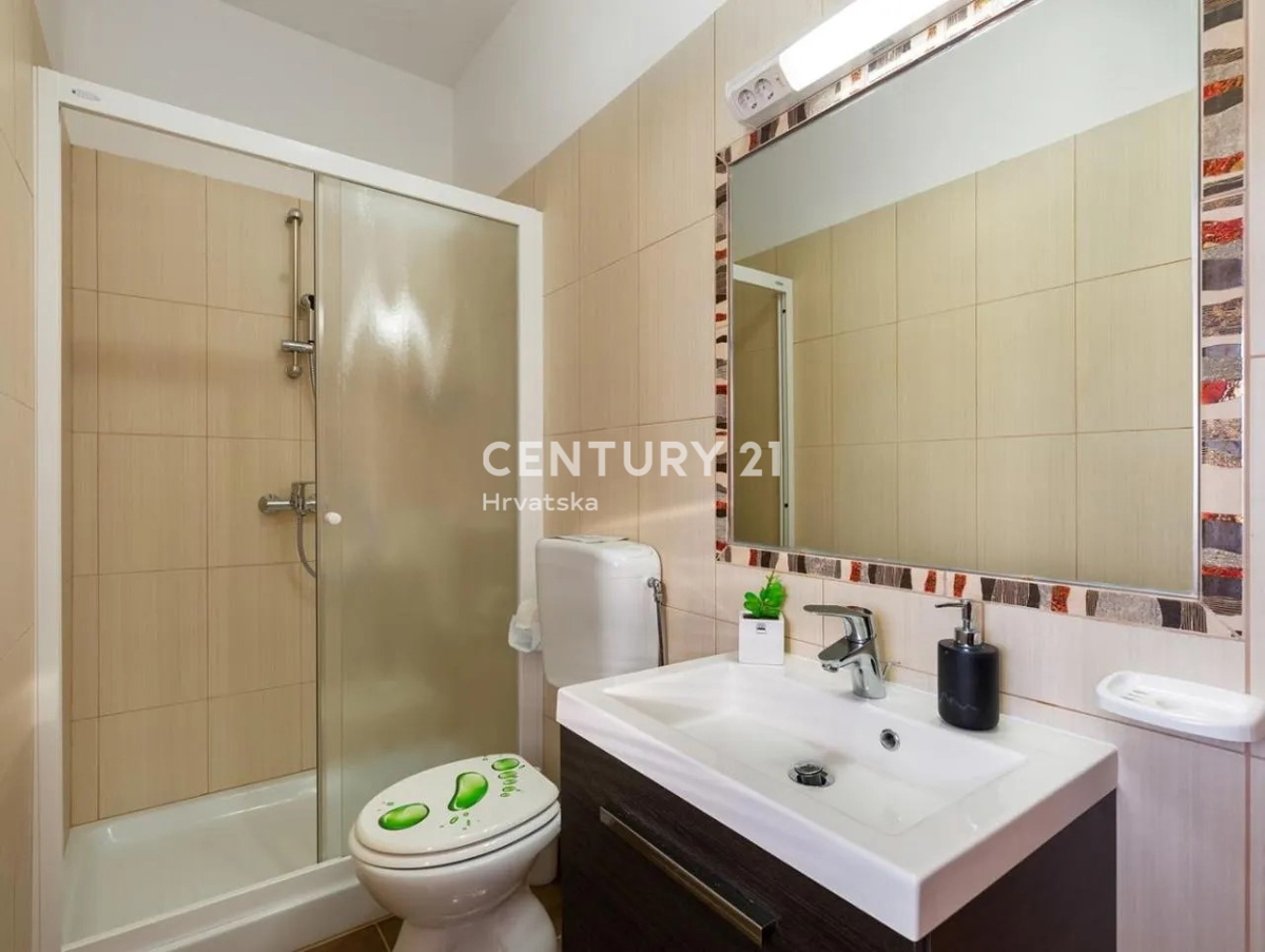 GRAČIŠĆE, KAMNITA VILA S BAZENOM V SRCU ISTRE