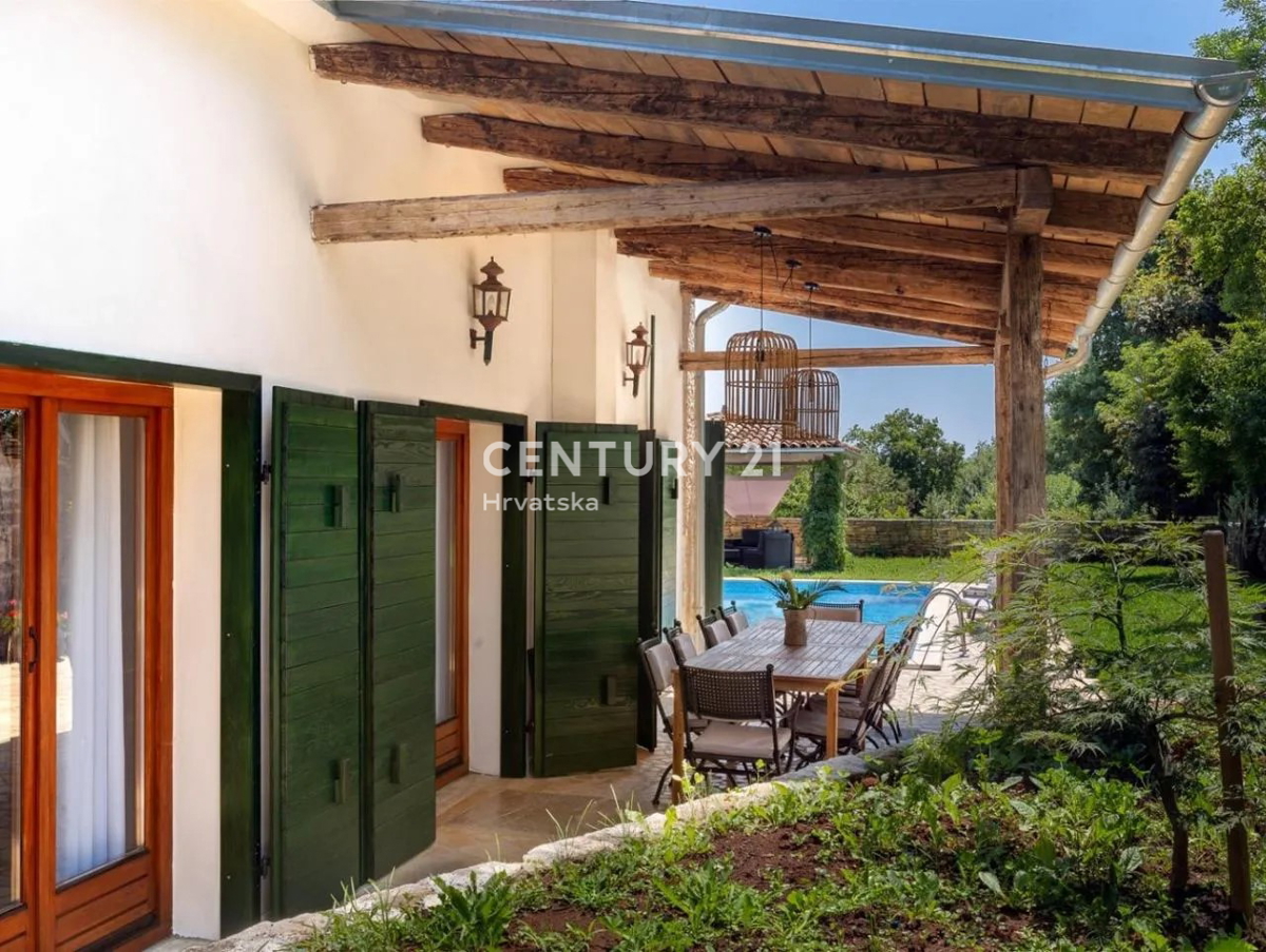 GRAČIŠĆE, KAMNITA VILA S BAZENOM V SRCU ISTRE