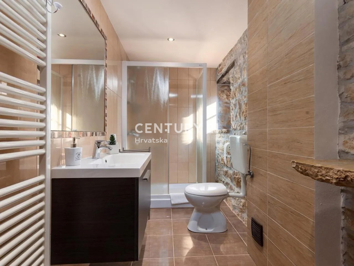 GRAČIŠĆE, KAMNITA VILA S BAZENOM V SRCU ISTRE