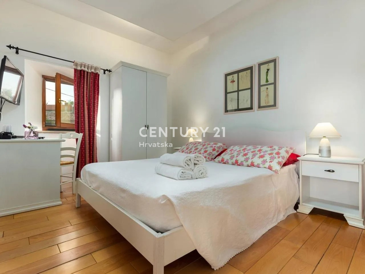 GRAČIŠĆE, KAMNITA VILA S BAZENOM V SRCU ISTRE