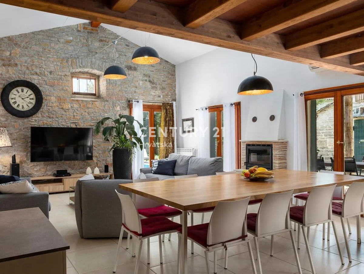 GRAČIŠĆE, KAMNITA VILA S BAZENOM V SRCU ISTRE