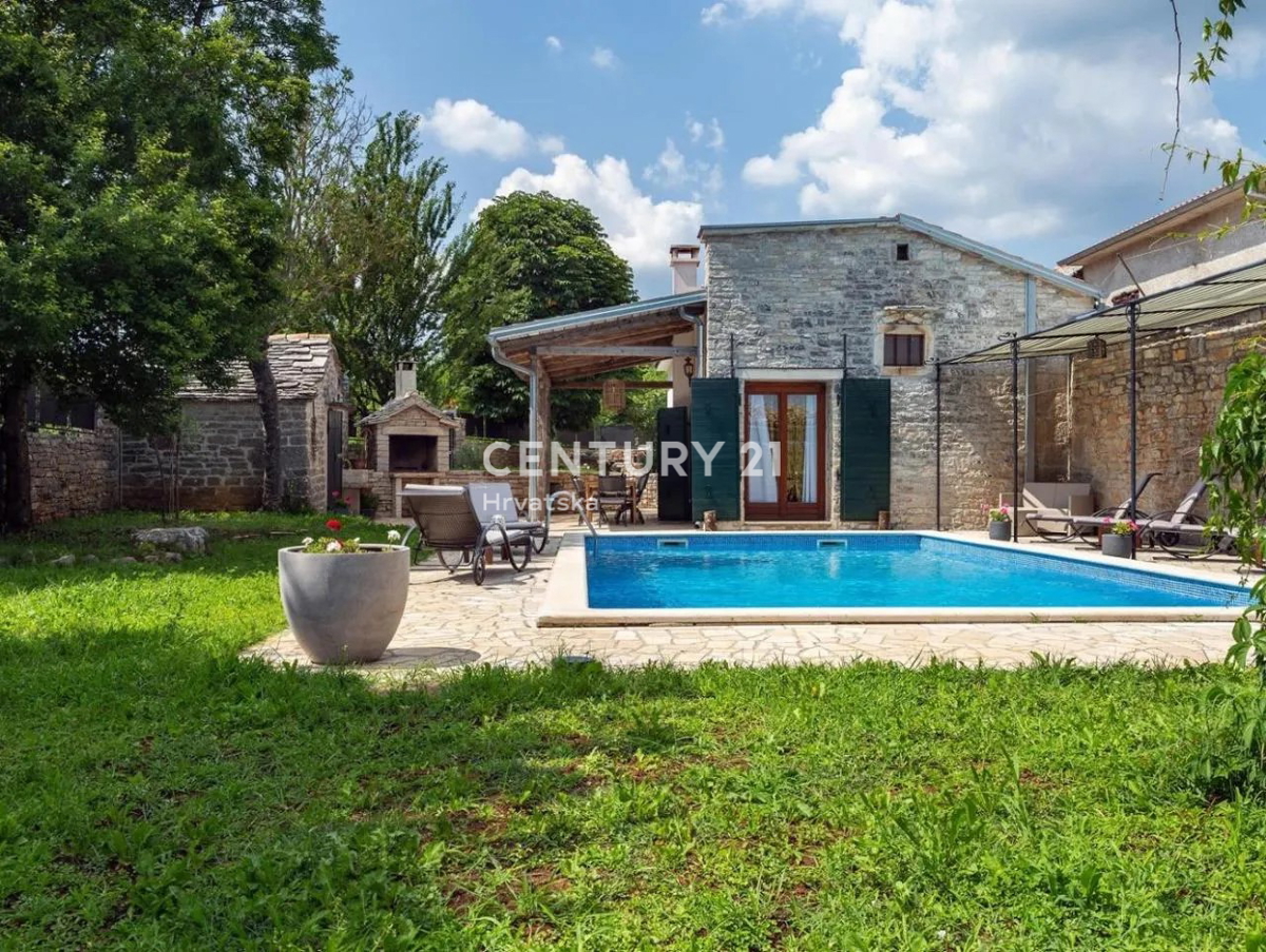 GRAČIŠĆE, KAMNITA VILA S BAZENOM V SRCU ISTRE