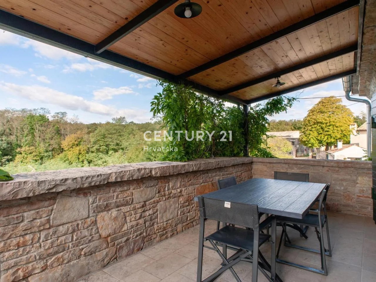 GRAČIŠĆE, KAMNITA VILA S BAZENOM V SRCU ISTRE