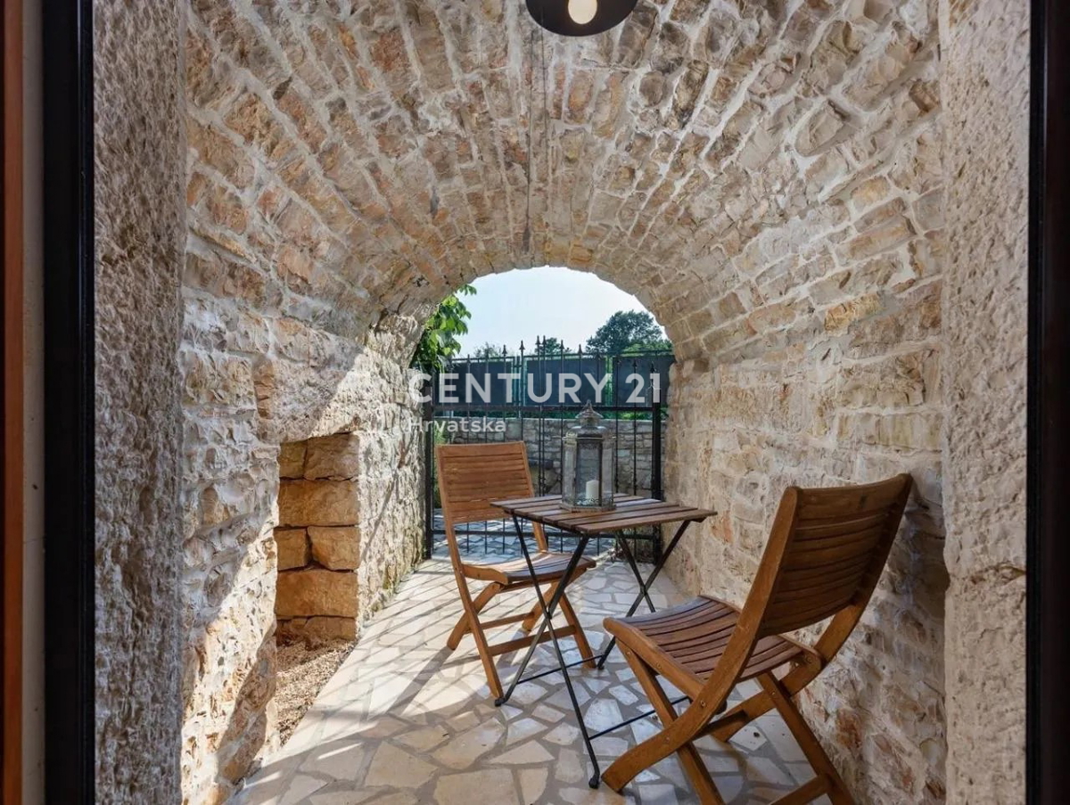 GRAČIŠĆE, KAMNITA VILA S BAZENOM V SRCU ISTRE