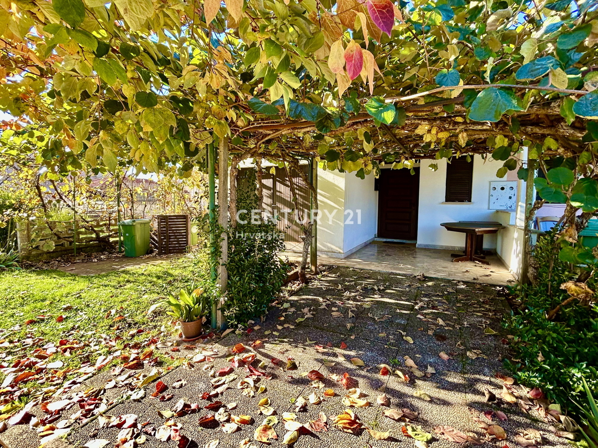 UMAG, OKOLICA, HIŠA Z VELIKIM DVORIŠČEM SAMO 200 METROV OD PLAŽE