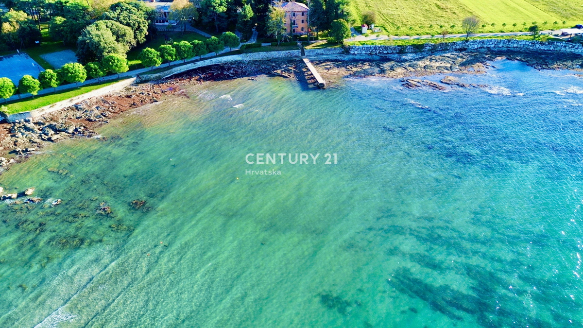 UMAG, OKOLICA, HIŠA Z VELIKIM DVORIŠČEM SAMO 200 METROV OD PLAŽE