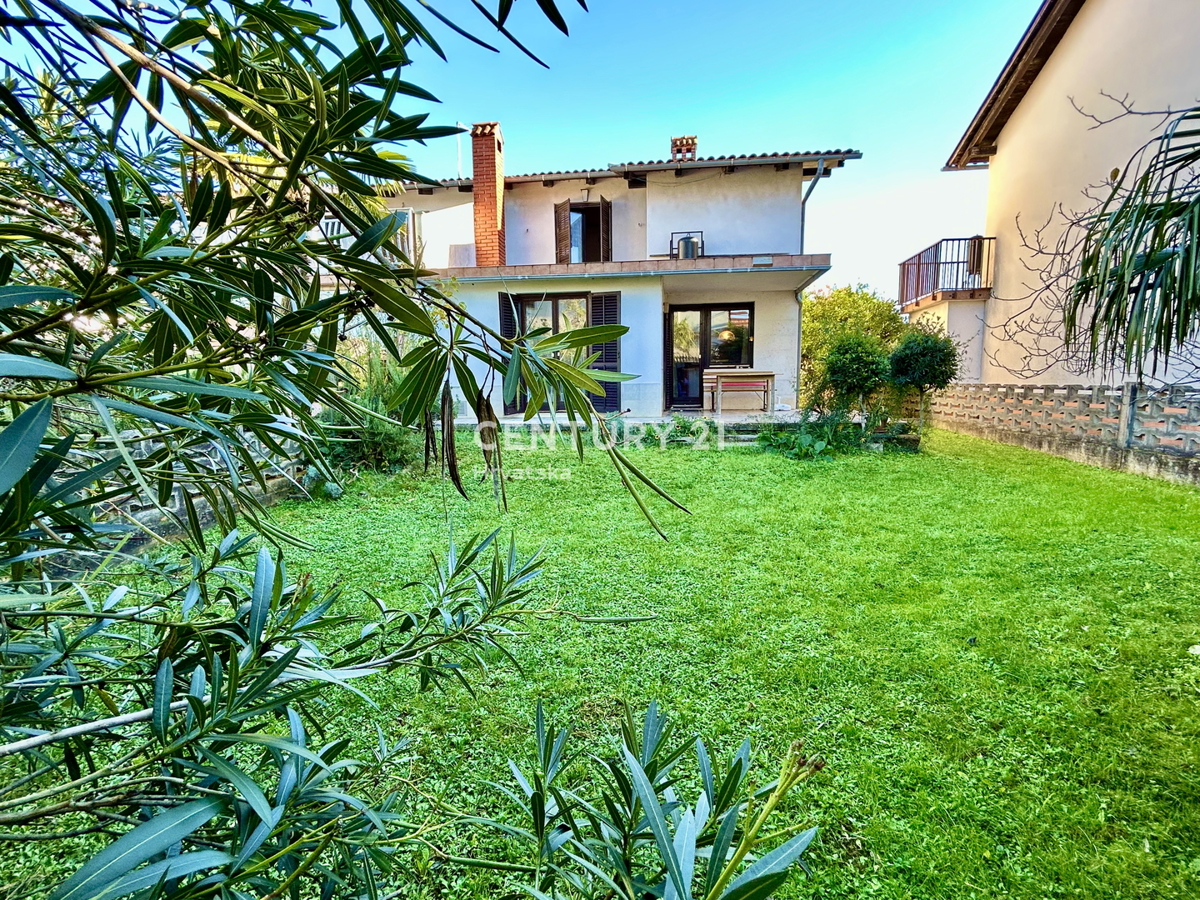 UMAG, OKOLICA, HIŠA Z VELIKIM DVORIŠČEM SAMO 200 METROV OD PLAŽE