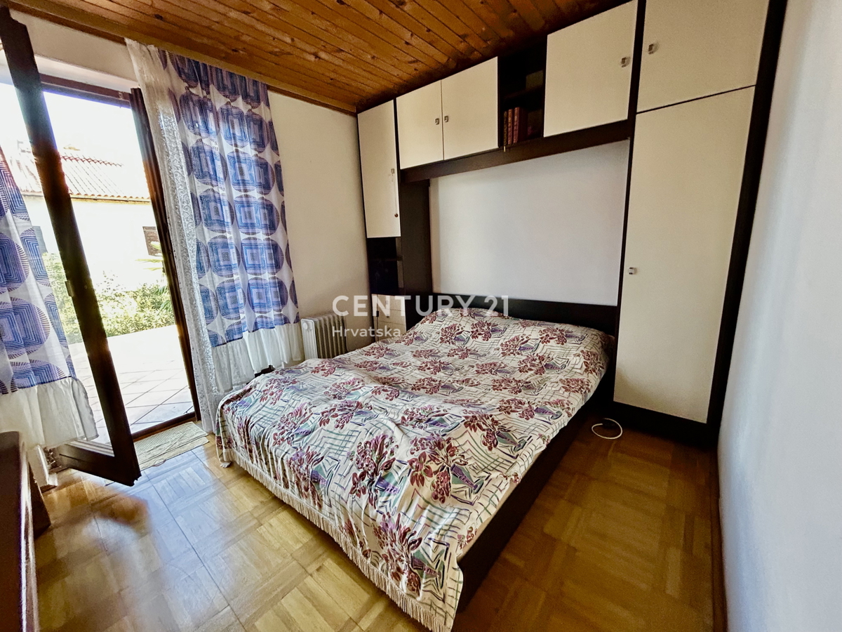 UMAG, OKOLICA, HIŠA Z VELIKIM DVORIŠČEM SAMO 200 METROV OD PLAŽE