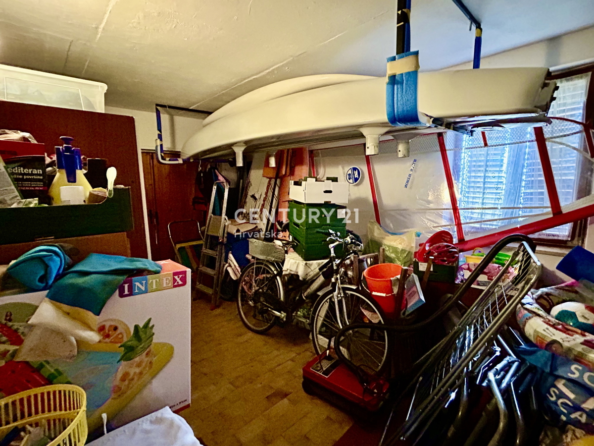 UMAG, OKOLICA, HIŠA Z VELIKIM DVORIŠČEM SAMO 200 METROV OD PLAŽE