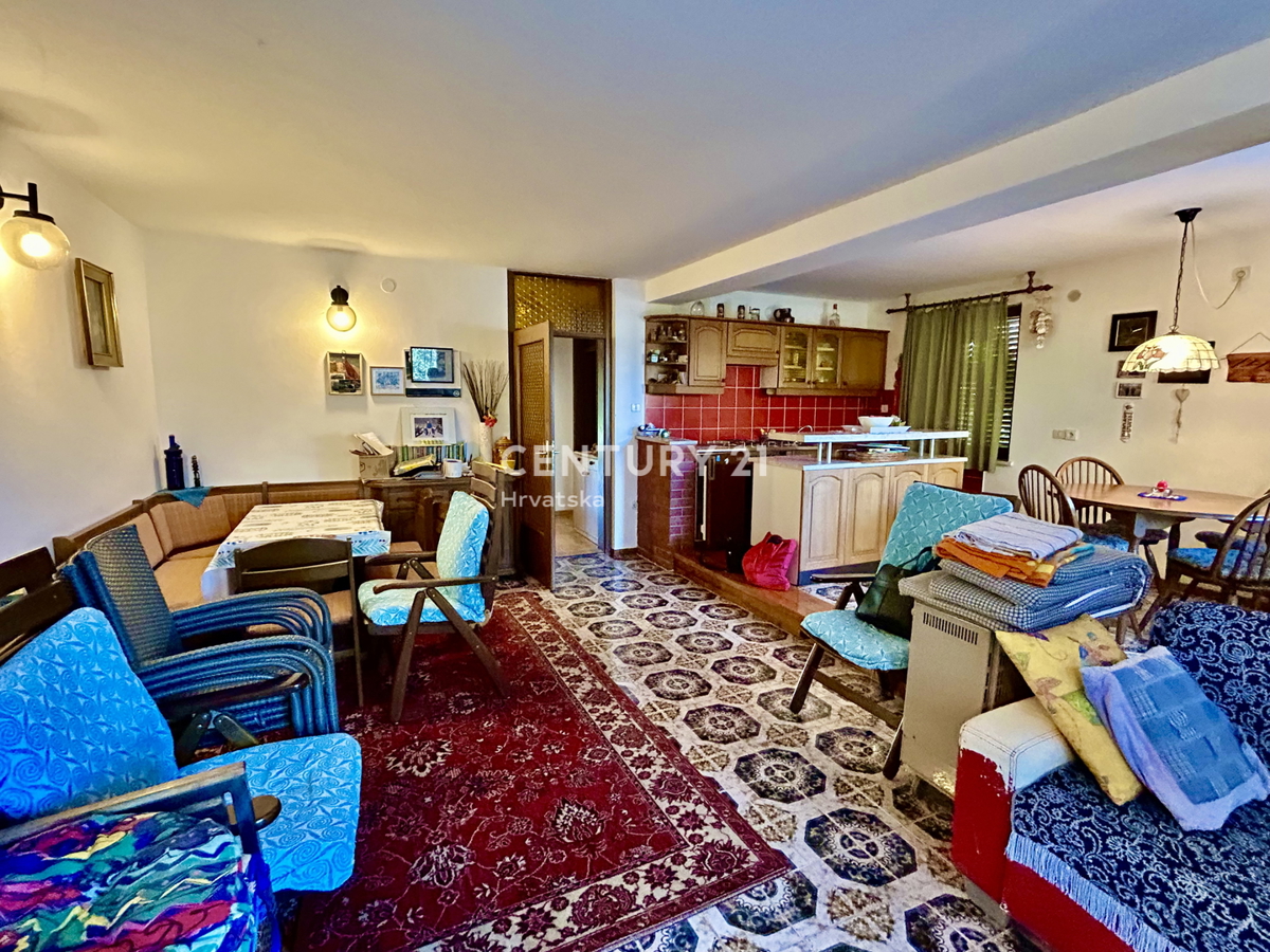 UMAG, OKOLICA, HIŠA Z VELIKIM DVORIŠČEM SAMO 200 METROV OD PLAŽE