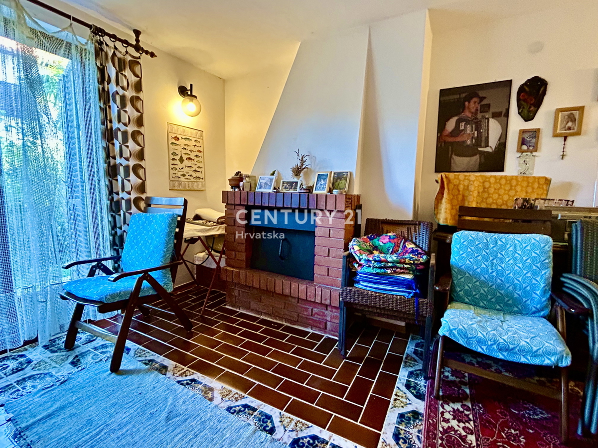 UMAG, OKOLICA, HIŠA Z VELIKIM DVORIŠČEM SAMO 200 METROV OD PLAŽE