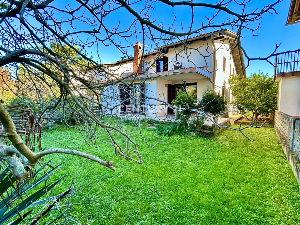 UMAG, OKOLICA, HIŠA Z VELIKIM DVORIŠČEM SAMO 200 METROV OD PLAŽE