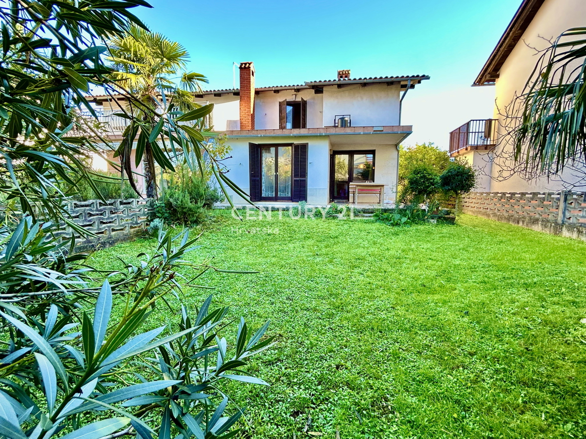 UMAG, OKOLICA, HIŠA Z VELIKIM DVORIŠČEM SAMO 200 METROV OD PLAŽE