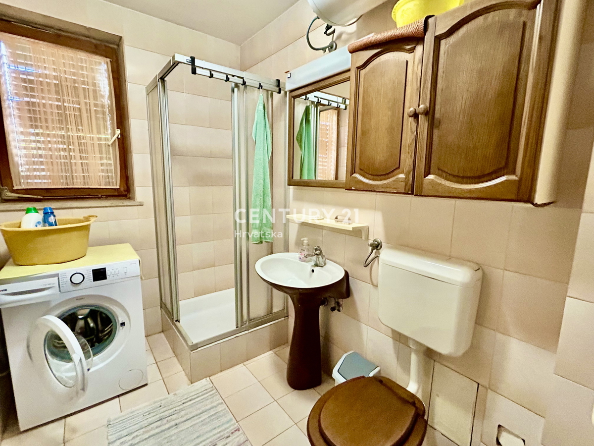 UMAG, OKOLICA, HIŠA Z VELIKIM DVORIŠČEM SAMO 200 METROV OD PLAŽE