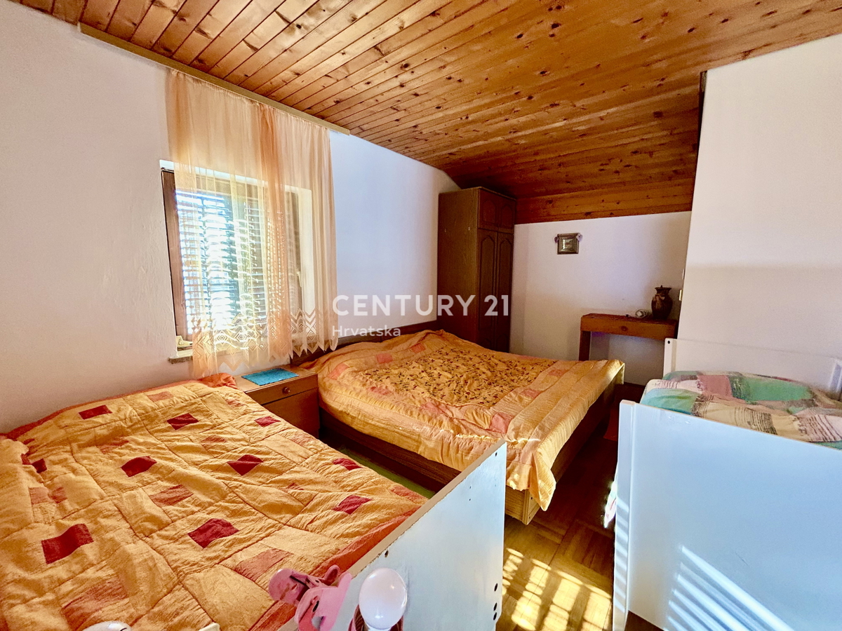 UMAG, OKOLICA, HIŠA Z VELIKIM DVORIŠČEM SAMO 200 METROV OD PLAŽE