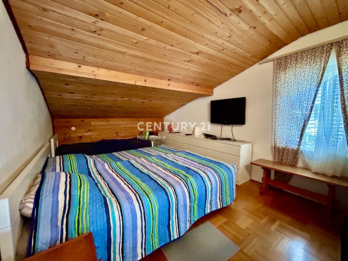 UMAG, OKOLICA, HIŠA Z VELIKIM DVORIŠČEM SAMO 200 METROV OD PLAŽE