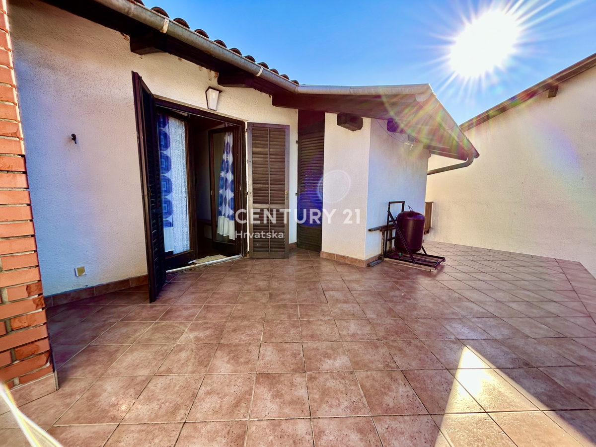 UMAG, OKOLICA, HIŠA Z VELIKIM DVORIŠČEM SAMO 200 METROV OD PLAŽE