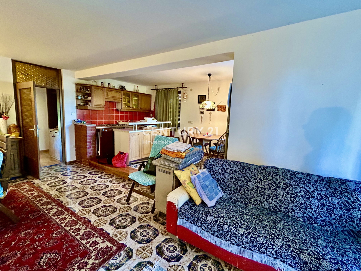 UMAG, OKOLICA, HIŠA Z VELIKIM DVORIŠČEM SAMO 200 METROV OD PLAŽE