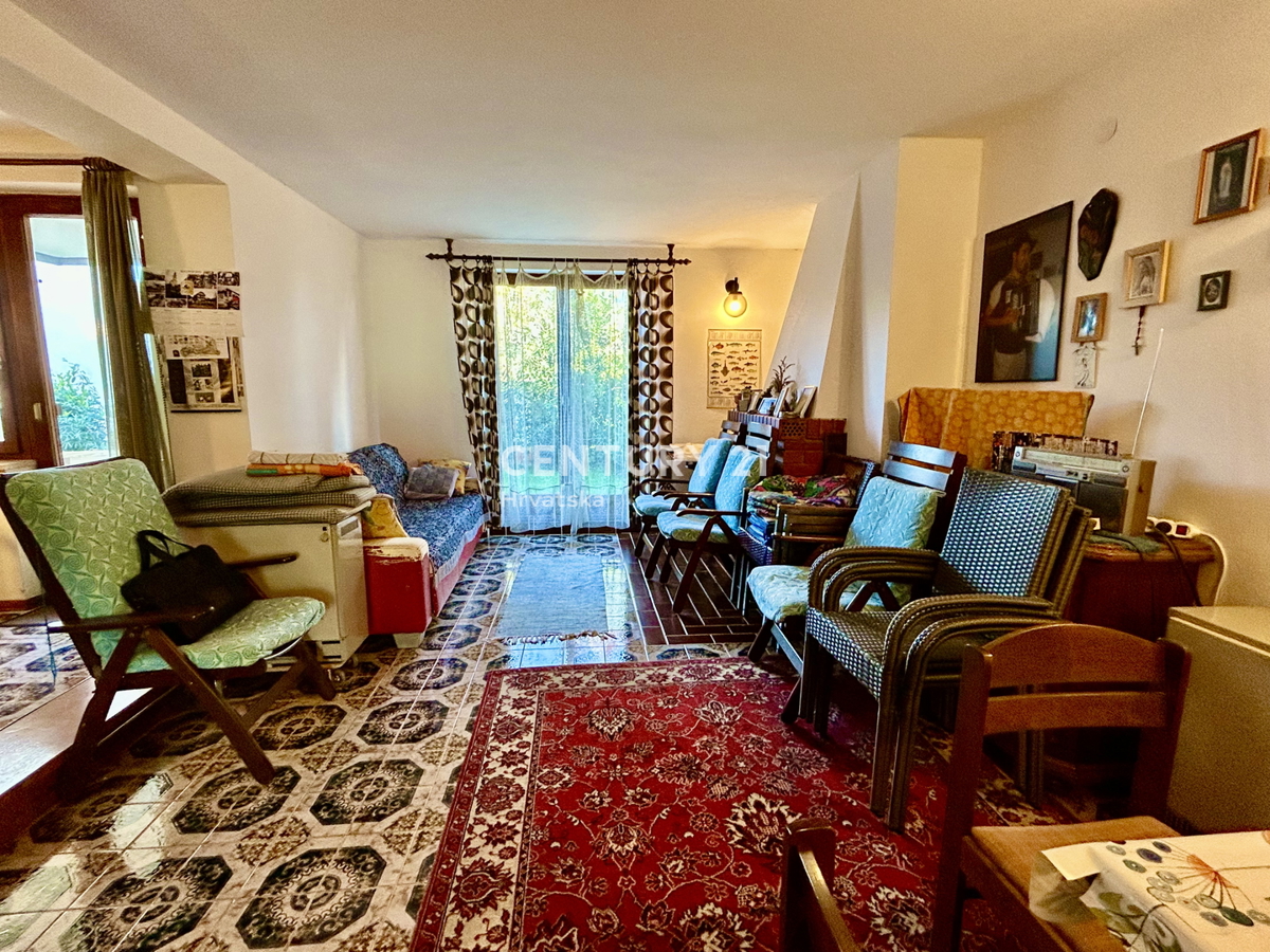 UMAG, OKOLICA, HIŠA Z VELIKIM DVORIŠČEM SAMO 200 METROV OD PLAŽE