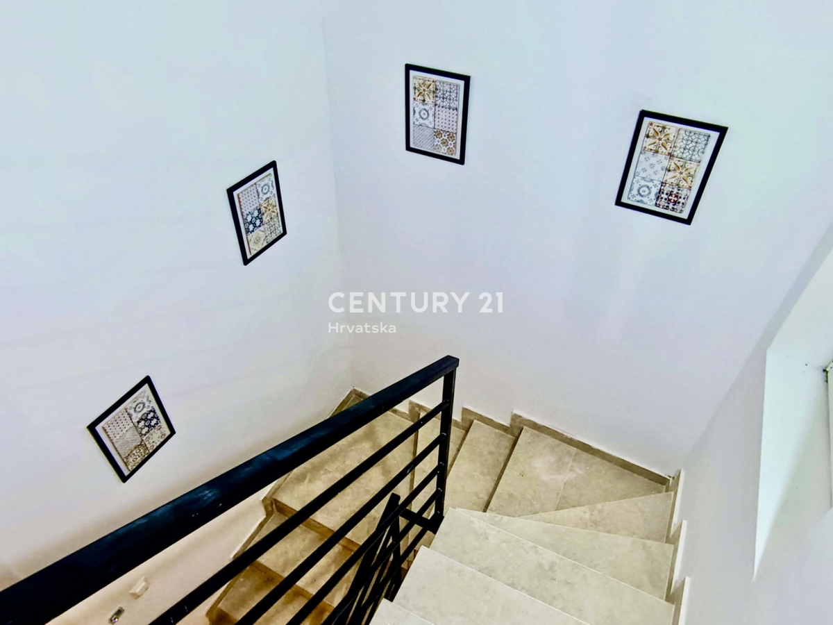 SOVINJAK, OKOLICA, POPOLNOMA PRENOVLJENA SAMOSTOJNA KAMNITA HIŠA, ZNIŽANA IN ODLIČNA INVESTICIJA