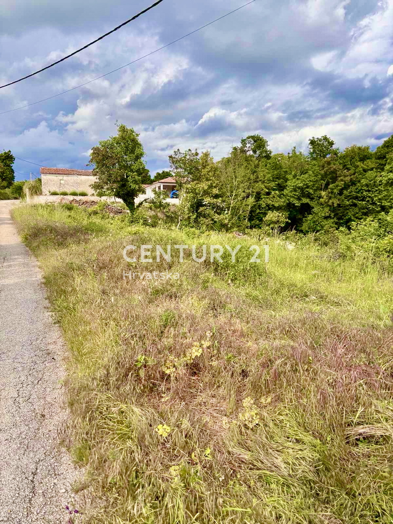 HUM, OKOLICA, GRADBENO ZEMLJIŠČE Z GRADBENO DOVOLJENJO