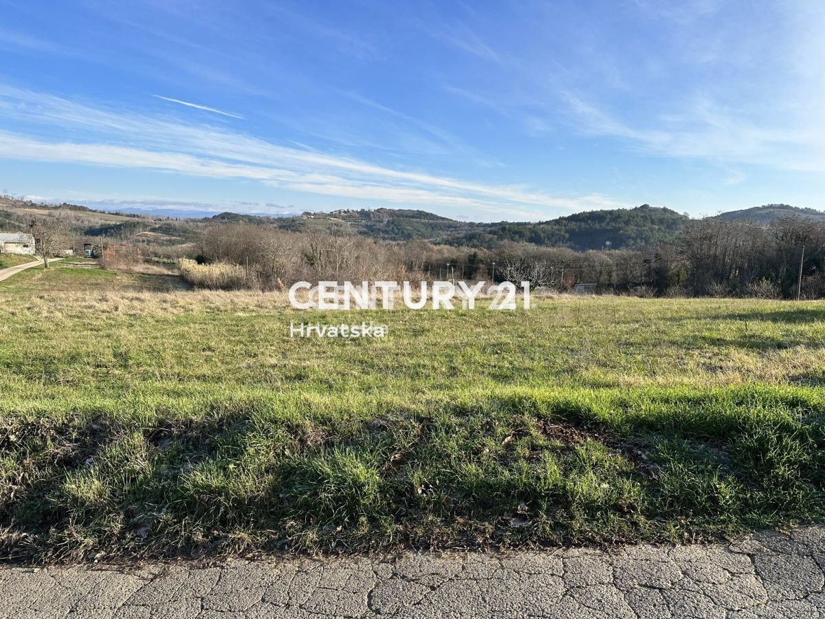 VIŠNJAN, KAROJBA, GRADBENI ZEMLJIŠČE Z ODPRTIM POGLEDOM NA NARAVO