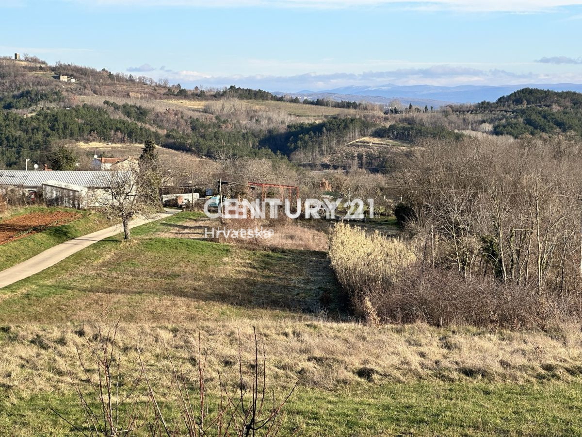 VIŠNJAN, KAROJBA, GRADBENI ZEMLJIŠČE Z ODPRTIM POGLEDOM NA NARAVO