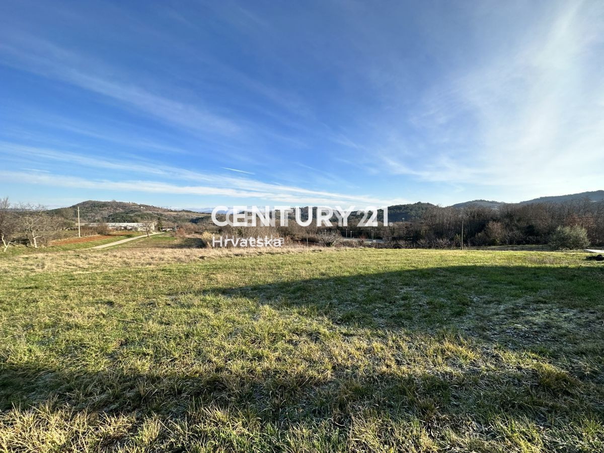 VIŠNJAN, KAROJBA, GRADBENI ZEMLJIŠČE Z ODPRTIM POGLEDOM NA NARAVO