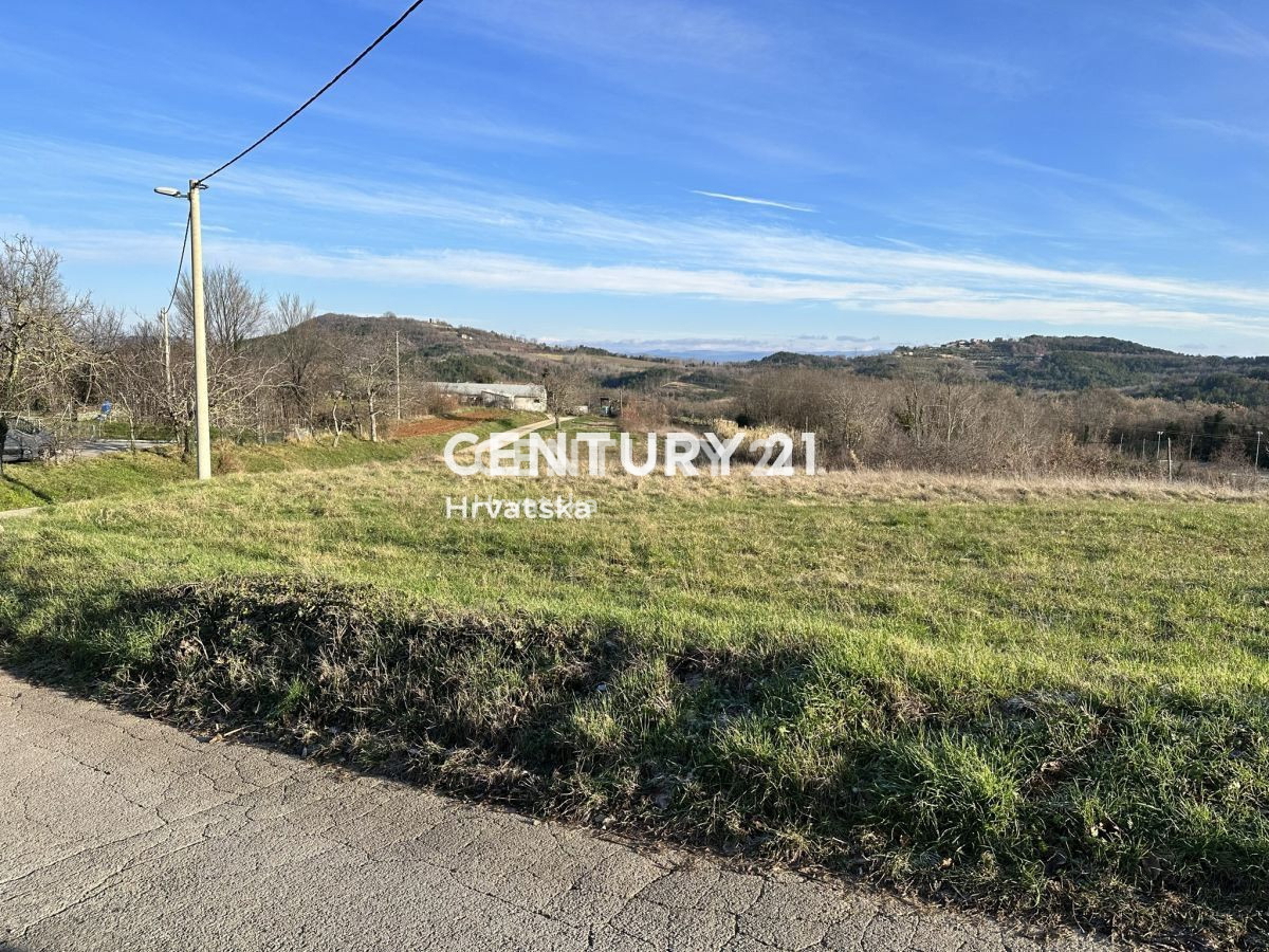 VIŠNJAN, KAROJBA, GRADBENI ZEMLJIŠČE Z ODPRTIM POGLEDOM NA NARAVO